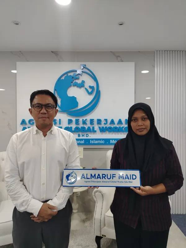 An employer with their new Almaruf helper on handover day