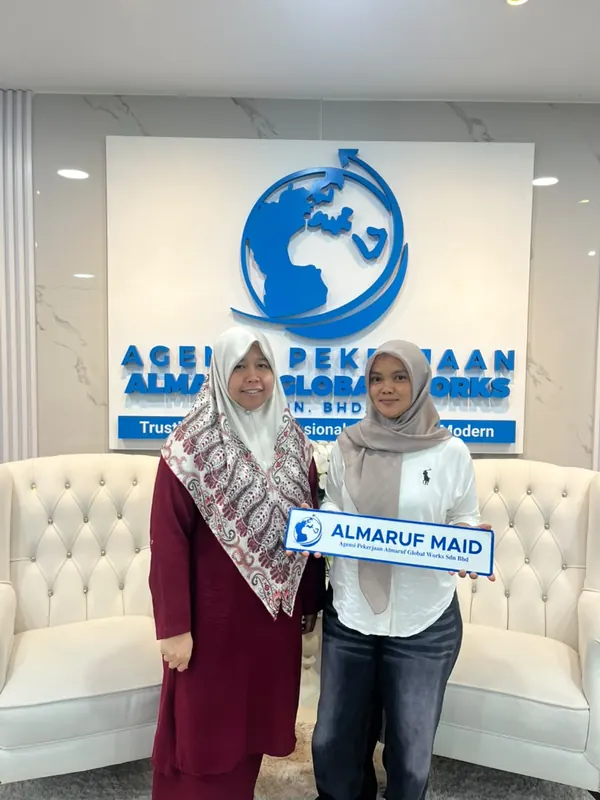 An employer with their new Almaruf helper on handover day