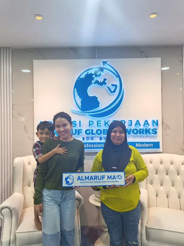 An employer with their new Almaruf helper on handover day