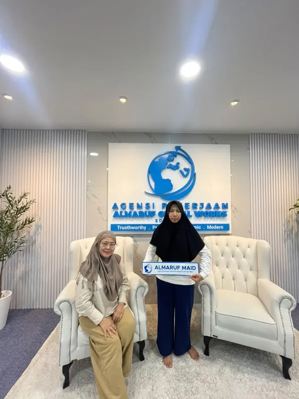 An employer with their new Almaruf helper on handover day